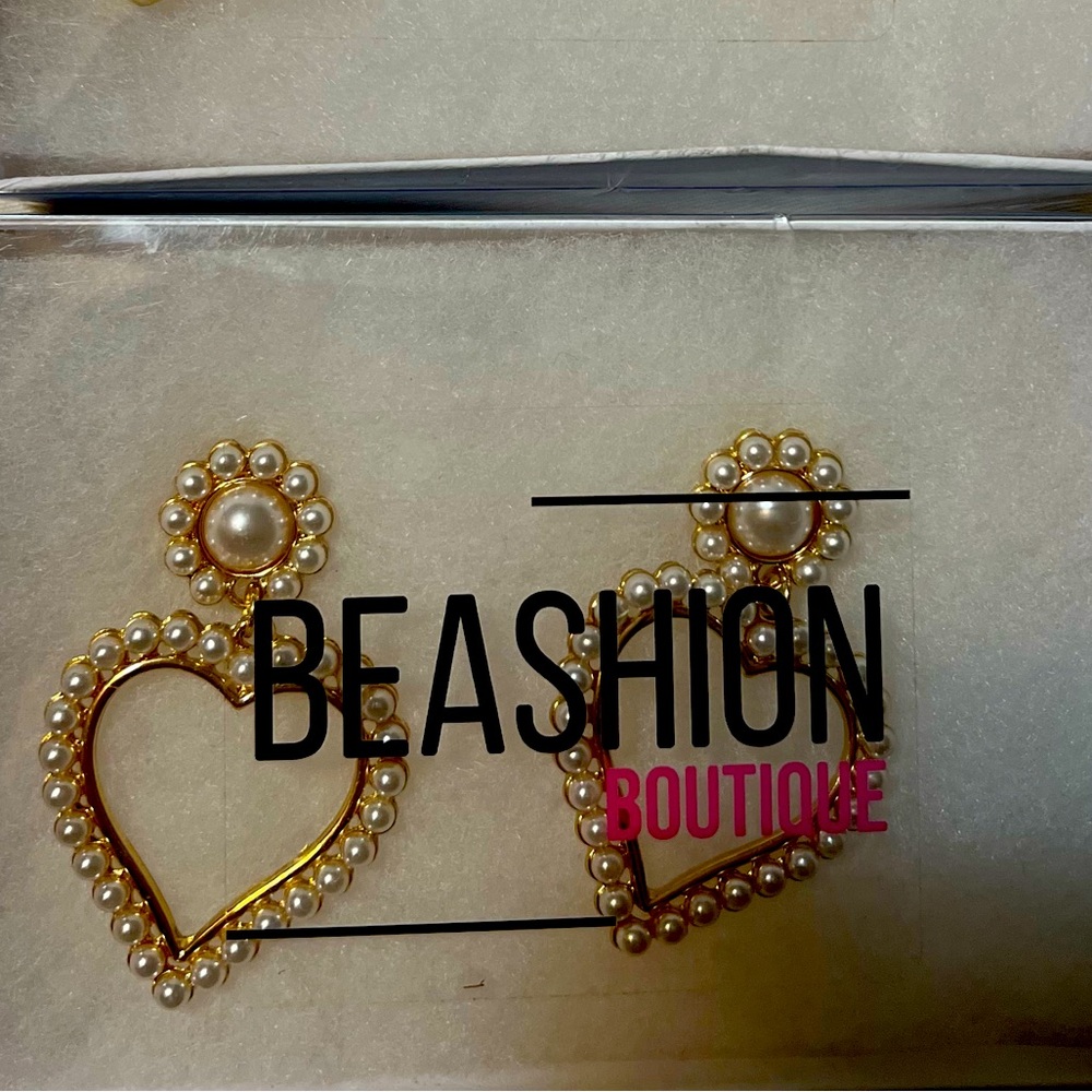 Brand new earrings with out tag gold